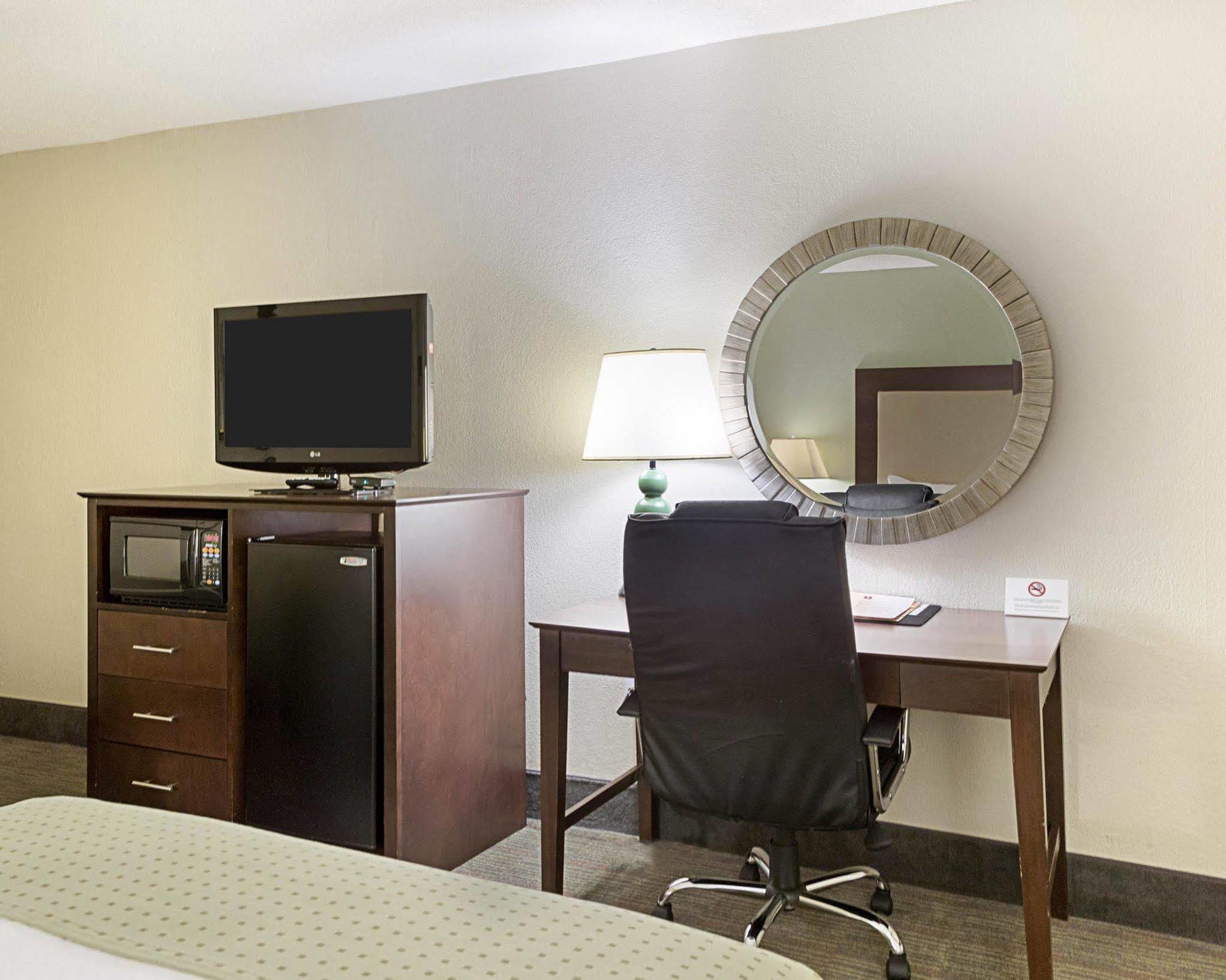 Clarion Inn & Suites Conference Center Covington Eksteriør billede
