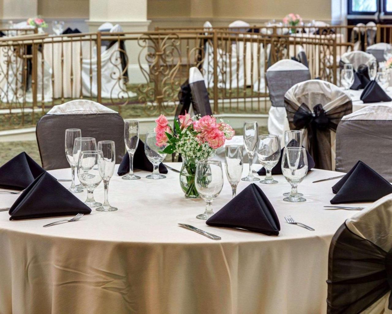 Clarion Inn & Suites Conference Center Covington Eksteriør billede